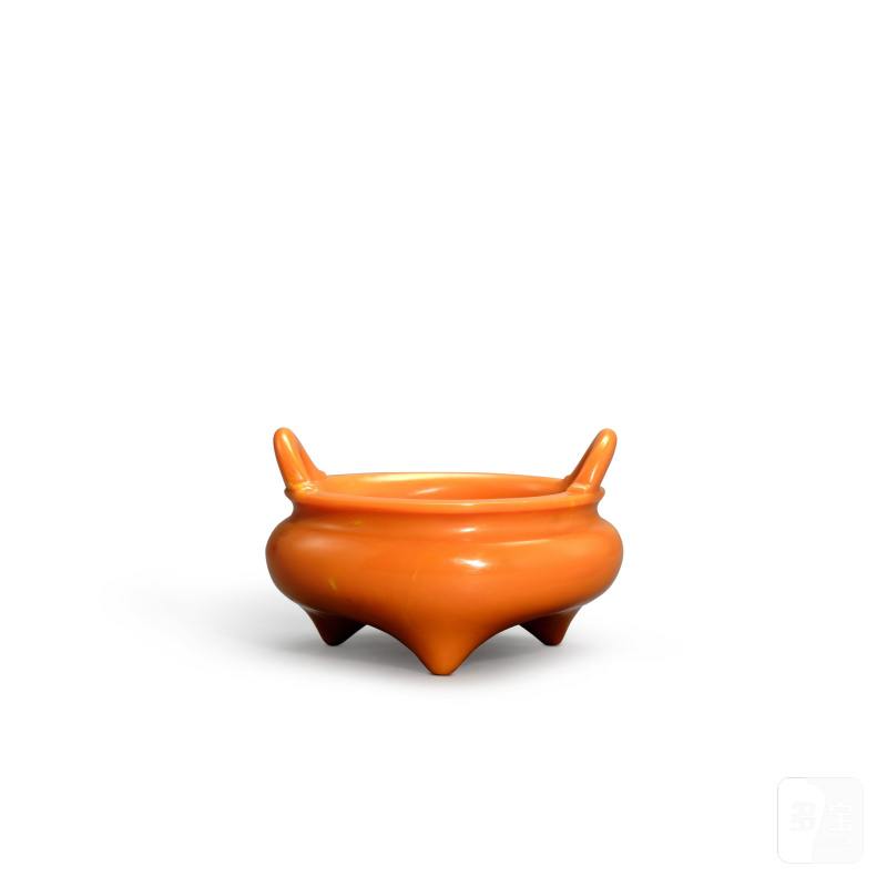 A realgar-imitation orange glass tripod incense burner, Mark and period of Jiaqing | 清嘉慶 仿雄黃料雙橋耳三足爐 《嘉慶年製》款